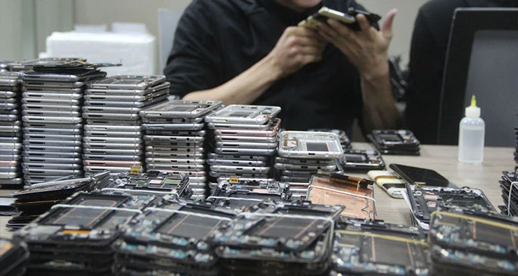 iPhone LCD స్క్రీన్ ధరలు 2026లో పోలరైజింగ్ అవుతున్నాయి: మరమ్మతు దుకాణాలు ఎందుకు పునరుద్ధరించబడిన ఒరిజినల్ డిస్‌ప్లేలకు మారుతున్నాయి
